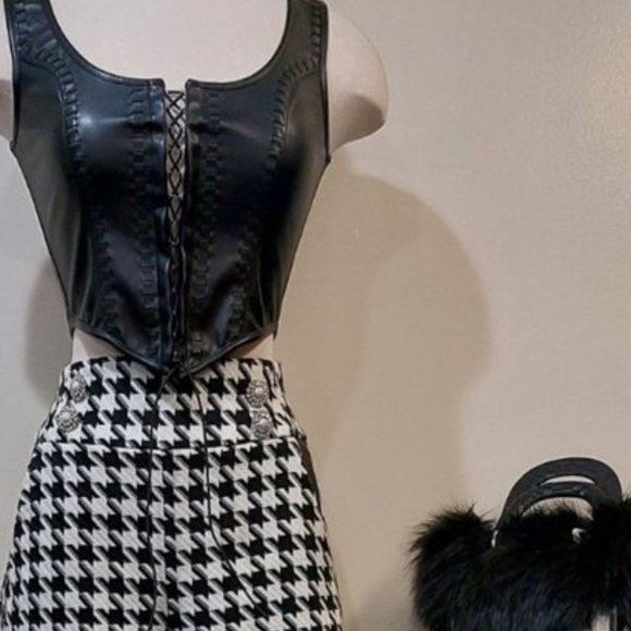 💥CHIC & SEXY💥Tweed, Leather & Buttons Shorts in Black/White Houndstooth